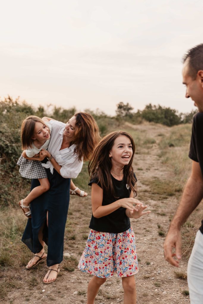 séance photo famille en extérieur à montpellier